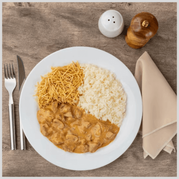 Strogonoff de Carne com Arroz Branco e Batata Palha