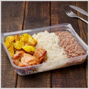 Sobrecoxa de Frango com Arroz Branco, Feijão Carioca e Batata Sauté